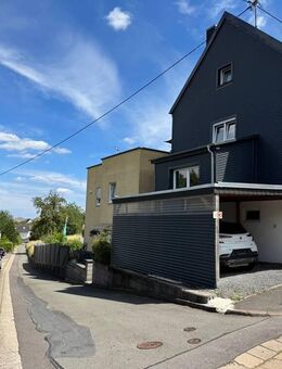 Göttelborn: Unterkellertes Zweifamilienhaus mit Garten- und Dachterrasse, Garten mit Pool + Carport - Quierschied