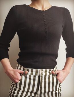 Marks & Spencer Geripptes Viskose-Langarmshirt/Henley (Schwarz) – Gr. UK 12/M - Blieskastel