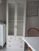 Vitrinenschrank weiss mit Schubladen, Glasböden, Beleuchtung in 42657