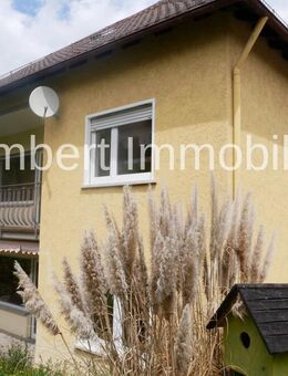 4 Zimmer-Wohnung mit Balkon im 1.OG (2 Familienhaus) in ruhiger Wohnlage von Oberwalluf - Walluf