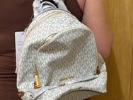 Michael Kors Rucksack und Schuhe - Essen