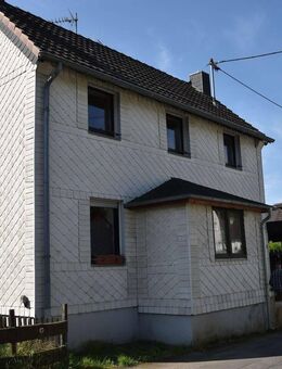 Wunderschön gelegenes 1 Familienhaus mit Carport, Garagen und Garten ! - Windeck