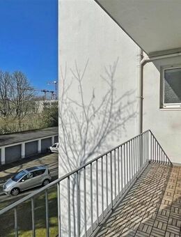 Immobilien-Richter: Renovierte 4-Zimmerwohnung mit 2 Balkonen, + Luxus-EBK in Düsseldorf-Düsseltal - Düsseldorf