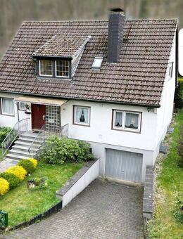 SCHADE IMMOBILIEN - Einfamilienhaus mit vermieteter Einliegerwohnung und viel Potenzial in Hemer! - Hemer