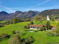 Erhaben über dem Tal. Geschichtsträchtiges Anwesen mit atemberaubendem Panorama. - Brannenburg