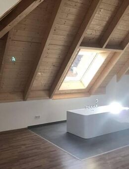 Maisonette-Wohnung mit Dachterrasse und freistehender Badewanne, 2 Zimmer in energetisch saniertem Wohnhaus in ruhiger Lage - Saarbrücken
