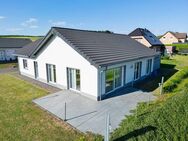 **Wohnen auf einer Ebene: Neuwertiger Bungalow mit Carport** - Fleringen