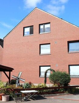 Helle 3-Zimmer-Wohnung mit Einbauküche, Loggia und Garage im gepflegten 3-Parteien-Haus! - Delmenhorst