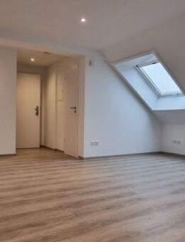 Modernes, helles sowie gemütliches Dachgeschoss mit 2 Zimmern, Küche, Diele, Bad mit Fenster - Wuppertal