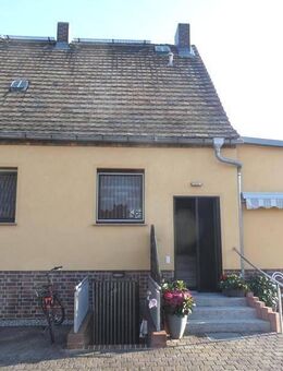 DHH mit 4 Wohnräumen, Kü, Bad, WC, Keller, Nebengebäude: Garagen, Lager, großes Grundstk., - Calau