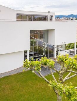 LUXURIÖSES EINFAMILIENHAUS MIT EINLIEGERWOHNUNG, GROßEM GARTEN & POOL IN BAD KROZINGEN - Bad Krozingen