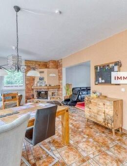 IMMOBERLIN.DE - Überzeugend gebautes Haus mit Einliegerwohnung, Garage & 4,1 Hektar Waldfläche in ländlicher Lage - Werneuchen