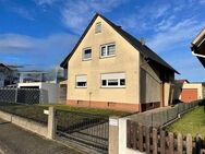 Charmantes Wohnhaus (EFH / 2-FH) mit großem Grundstück und weitläufigem Garten - Rastatt