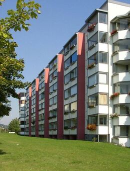 Sanierte 3-Raum-Wohnung mit verglastem Balkon und Aufzug! - Gera