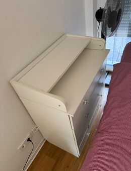 Wickelkommode (weiß, mit Aufsatz) - Frankfurt (Main)