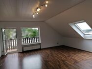 Gepflegte Dachgeschoßwohnung, 3-Zimmer mit giebelbreitem Balkon mit Aus- und Fernsicht, Garage bei Altdorf - sofort bezugsfrei ! - Leinburg