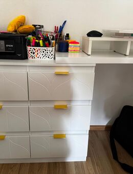 Schreibtisch mit goldenen Hebel - Schönau Zentrum