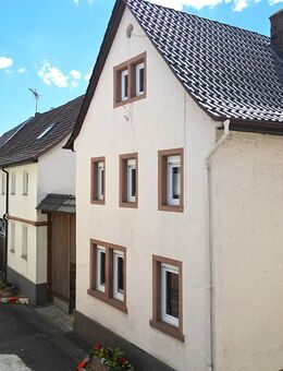 Charmantes Einfamilienhaus mit Hof, Scheune und Gartenidylle - Großwallstadt