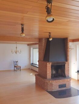 Entdecken Sie diese großzügige Immobilie in begehrter, ruhiger Lage mit weitläufigem Grundstück! - Schwindegg