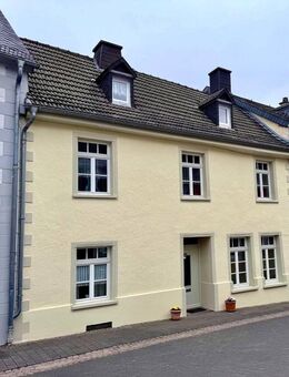 Schnuckeliges renovierungsbedürftiges Einfamilienhaus unter Denkmalschutz, zweiseitig angebaut, mit 2 Balkonen in ruhiger Ortsrandlage, mit schöner Au - Waxweiler