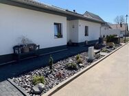 Neubau Bungalow KFW 55 mit Garage und fertigem Garten in Borna zu verkaufen. - Borna