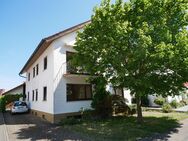 Gepflegtes Zweifamilienhaus mit ausgebautem Dachstock, großer Garage mit Carport und Garten - Holzmaden