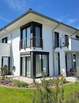 Exclusives Wohnhaus/Energie A+ Bj. 2009 m. Pool, Wärmepumpe u. ca. 1.060 m2 parkähnlichem Grundstück - Roßbach (Bayern)