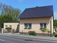 Freistehendes Einfamilienhaus, Terrasse und Carport - Berlin