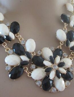 NEU mit ETIKETT * Blumen * Blüten * Flower- Power * Glitzer * Swarovski * Strass * Kristalle * Steine * Statement * Collier * Kette * gold * schwarz * weiß * - Riedlingen