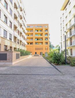 Elegante 2-Zimmer-Wohnung mit offener Markenküche und großzügiger Loggia zum Entspannen - Frankfurt (Main)