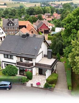 Charmantes Einfamilienhaus mit großem Grundstück, Garage und Blockhütte in Rüdershausen - Rüdershausen