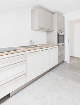 Hell und modern: Vollständig renovierte Dachgeschosswohnung in attraktiver Lage - Düren