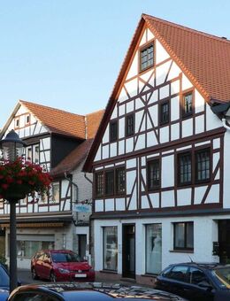 AUMÜLLER-Immobilien - Charmantes Fachwerkhaus mit Ladenfläche und zwei Wohnungen mit Dachterrasse - Wächtersbach