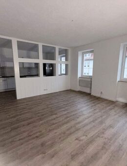 Frisch sanierte 2-Raum-Wohnung mit Einbauküche, Bad mit Wanne, & Carport-Stellplatz - Bad Lauchstädt (Goethestadt)