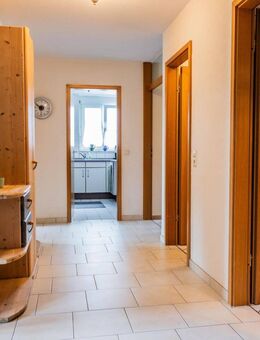 Gepflegte, möblierte 3-Zimmer-Wohnung mit Südbalkon für Paare, junge Familie, Anleger - Schorndorf (Baden-Württemberg)