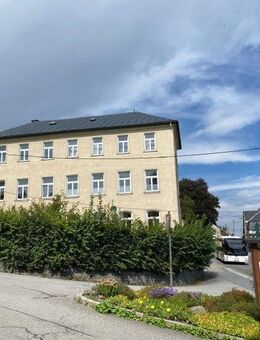 Gemütliche 2 Raum WE (2. OG) in Kirchennähe im gepflegten MFH mit Fernblick ins Erzgebirge - Bärenstein