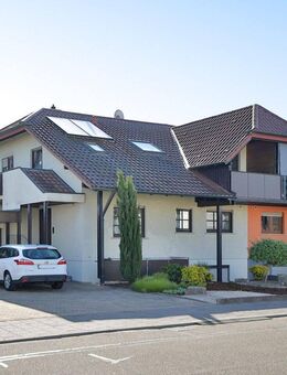 Selbst einziehen oder vermieten: Top gepflegte 2-Zimmer-DG-Wohnung mit Gartenanteil und Garage - Forst (Baden-Württemberg)