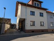 Immobilie mit 2 abgeschlossenen Wohnungen, zusätzlicher Büroeinheit, Wintergarten, Garagen und Garten - Sankt Leon-Rot