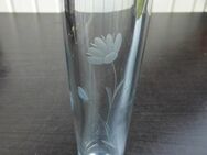 Glas Vase 18 cm mit Blumen-Schliff Gravur Vintage Deko 3,- - Flensburg
