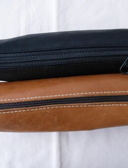 LEDER Schlampermäppchen mit Reissverschluß. 1x schwarzes SOFT-Leder, leicht genarbt. 1 x weiches Glatt-Leder, Mittel-Braun. Zwei Schlamperrollen / Federtaschen - auch einzeln - LEDER Stiftetui Schreibgeräte Etui. TOP Sonder-Preis, Gelegenheit ! - Bad Oeynhausen