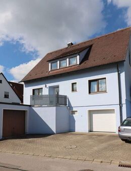 Wohnen auf dem Land - Großzügiges Zweifamilienhaus mit 2 Garagen und gepflegtem Garten - Lehrberg