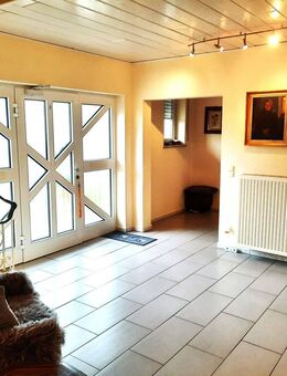 Exklusives Wohnen im Grünen am Hügel m. Fernblick,viel Platz,2 off.Kam.,3 Bäder,Sauna,kompl.in weiß,Supermarkt 1 km - Trautskirchen