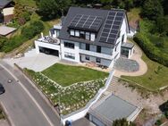 Blick über die Dächer von Kulmbach! Saniertes Drei-Familien-Haus mit Wärmepumpe und Photovoltaikanlage - Kulmbach