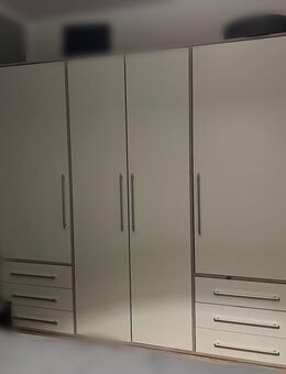 Großer Kleiderschrank - Meinhard