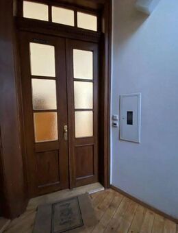Lichtdurchflutete freie bezugsfertige 3 Zi Altbauwohnung in zentraler Lage - Frankfurt (Main)