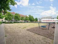 IMMOBERLIN.DE - Vermietete Altbauwohnung mit Südbalkon, kleinem Garten + Pkw-Stellplatz - Berlin