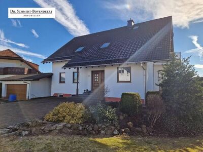 Großzügiges Einfamilienhaus mit Einliegerwohnung und Doppelgarage in begehrter Lage von Hof!