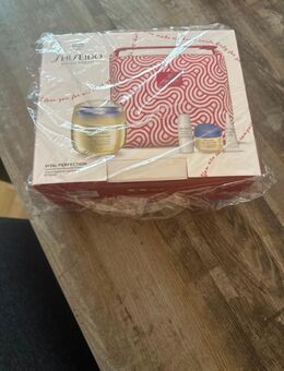Shiseido VITAL PERFECTION SUPREME POUCH SET - Gesichtspflegeset - Potsdam
