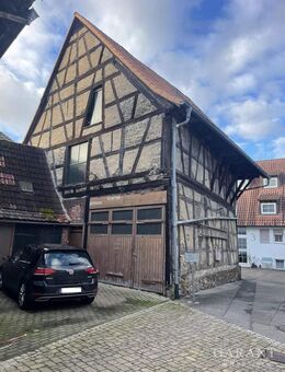 * Sehr interessant mit vielen Möglichkeiten * Zentrales Stadthaus mit Scheune und Garage * - Ludwigsburg