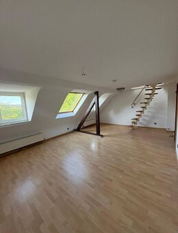 Helle 3-Zimmer-Dachgeschosswohnung mit Hobbyraum auf separater Etage - Krefeld